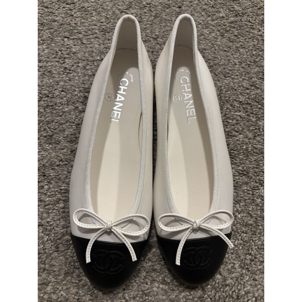 CHANEL WHITE & BLACK TWO TONE LEATHER CC LOGO BALLET FLATS Size 38 US 8